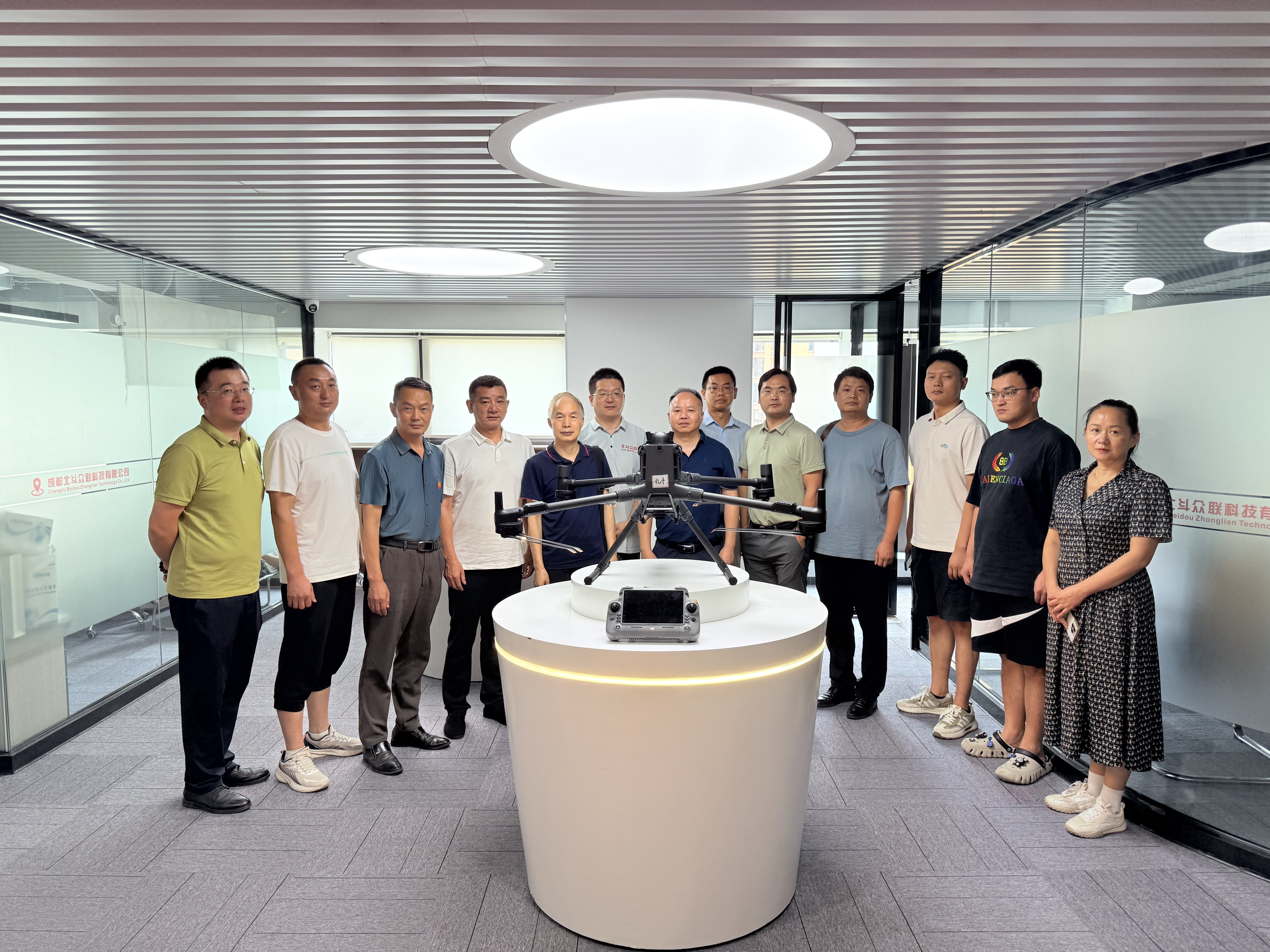 热烈欢迎成都黄冈商会及会员代表一行莅临北斗众联走访交流！